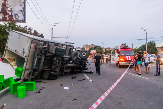 Вечером 6 августа, в Днепре водитель грузовика Mercedes врезался в легковой автомобиль BMW задев по пути Daewoo Lanos