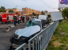 Ввечері 6 серпня, в Дніпрі водій вантажівки Mercedes врізався в легковий автомобіль BMW зачепивши на шляху Daewoo Lanos