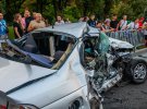 Вечером 6 августа, в Днепре водитель грузовика Mercedes врезался в легковой автомобиль BMW задев по пути Daewoo Lanos