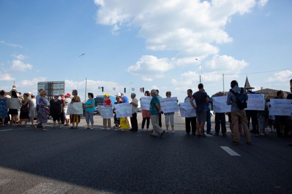 Жители села Подгорцы продолжают перекрывать Днепровское шоссе в знак протеста из-за незаконного внесения изменений в генплан села