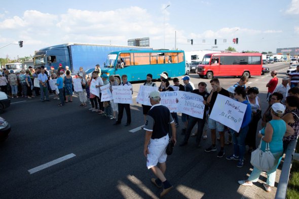 Жителі села Підгірці продовжують перекривати Дніпровське шосе в знак протесту через незаконне внесення змін в генплан села