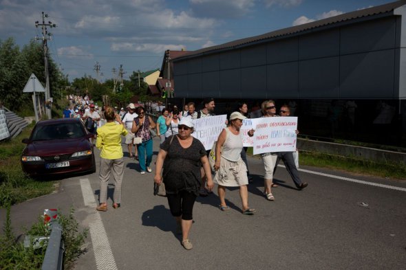 Жители села Подгорцы продолжают перекрывать Днепровское шоссе в знак протеста из-за незаконного внесения изменений в генплан села