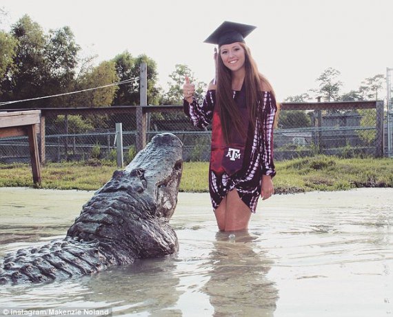 Макензи Ноланд устроила выпускную фотосессию в бассейне с 4-метровым аллигатором