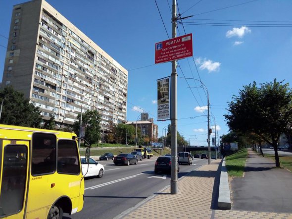 На бульварі Дружби Народів почали встановлювати дорожні знаки "Рух на велосипеді смугою громадського транспорту дозволено"