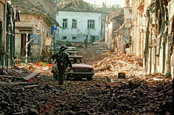 Вояки Югославської народної армії ходять руїнами хорватського Вуковара. 87 днів тривала облога цього міста – з серпня по листопад 1991 року. Це була найкривавіша битва війни Хорватії за незалежність. Загинули понад три з половиною тисячі осіб. Завершилася поразкою захисників міста. Хорватія не поновила контроль над Вуковаром до 1998 року. Але країна здобула міжнародну підтримку свого прагнення вийти зі складу Югославії