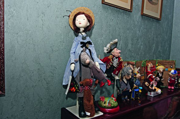 Ляльки й іграшки колекціонер Олена Філіпова зберігає на полицях подалі від сонячних променів, інколи – за склом. Експонати жінка купує сама чи отримує в подарунок від друзів і майстрів-лялькарів