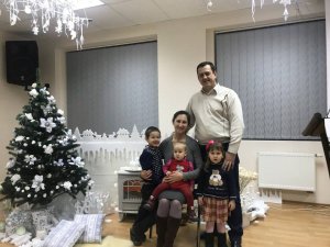 Сергія вдома чекає дружина й троє маленьких дітей.