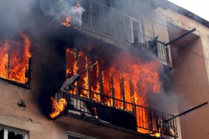 Горящий жилой дом в Гори после атаки российского самолета, 9 августа