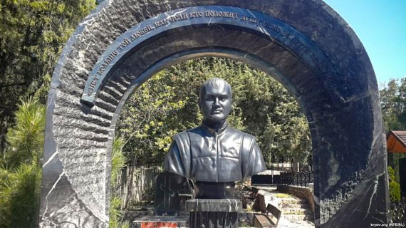 Пам'ятник, який поставили сину екс-президента Януковича у Севастополі