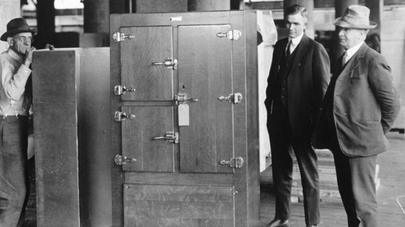 В октябре 1921 года с конвейера компании General Motors сходит один из первых холодильников Frigidaire.