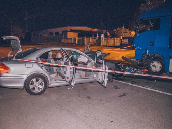 Легковий автомобіль влетів у припарковану фуру