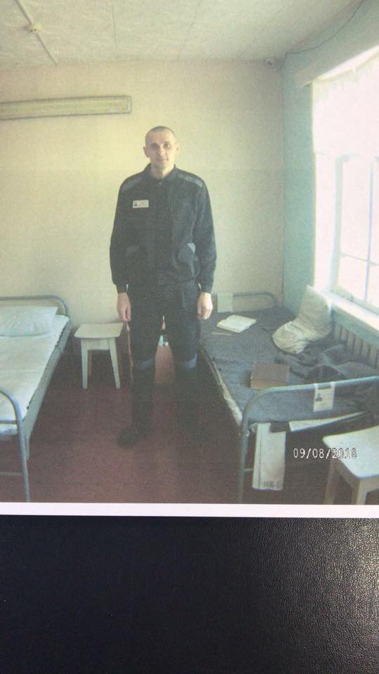Свіжі фото Олега Сенцова в російській колонії. Він голодує 88-й день