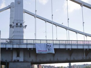 3ранку 7 серпня на Кримському мосту у Москві невідомі вивісили банер із написом англійською мовою ”Врятуйте Олега Сенцова” і російською — ”Свободу політичним в’язням”