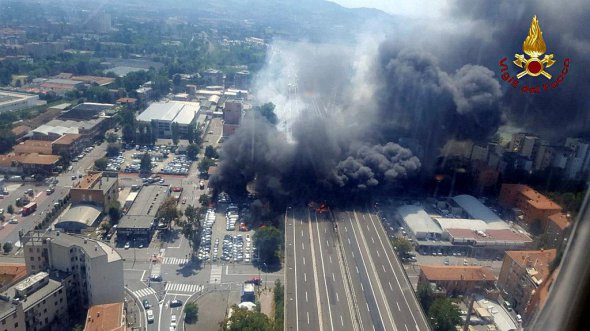 В результате взрывов вспыхнули также автомобили, которые стояли на площадках дилерских центров вдоль шоссе 