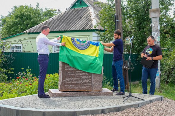 Відкриття пам'ятного знака: Юрій Голик (зліва), син Іси Мунаева Тімерхан (у центрі), Олександр Коломійцев (праворуч), боєць батальйону під командуванням Іси Мунаєва