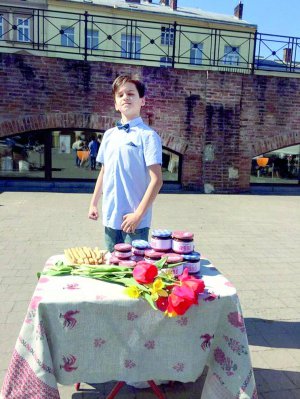 Володимир-Леон Грицак продає соуси власного виробництва на фестивалі ”Еко стайл” в Івано-Франківську
