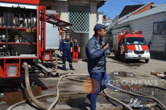 По вул. шевченка у Полтаві загорілася прибудова до супермаркету "АТБ"