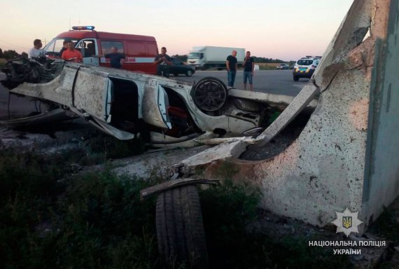 Водій легковика загинув на місці трагедії. Ймовірно, влетів у зупинку