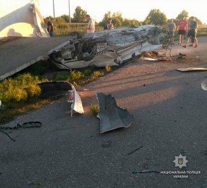 Водій легковика загинув на місці трагедії. Ймовірно, влетів у зупинку