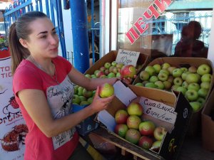 На ринку “Урожай” міста Вінниця почали продавати яблука із зображенням смайликів. Їх охоче беруть дітям. 