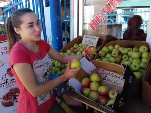 На ринку “Урожай” міста Вінниця почали продавати яблука із зображенням смайликів. Їх охоче беруть дітям.