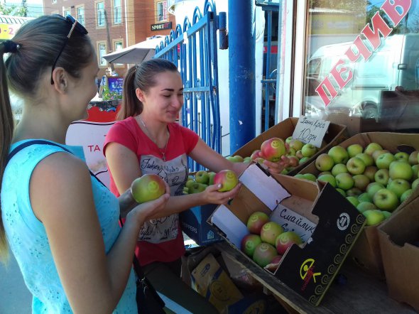 На рынке "Урожай" города Винница начали продавать яблоки с изображением смайликов. Их охотно берут детям.