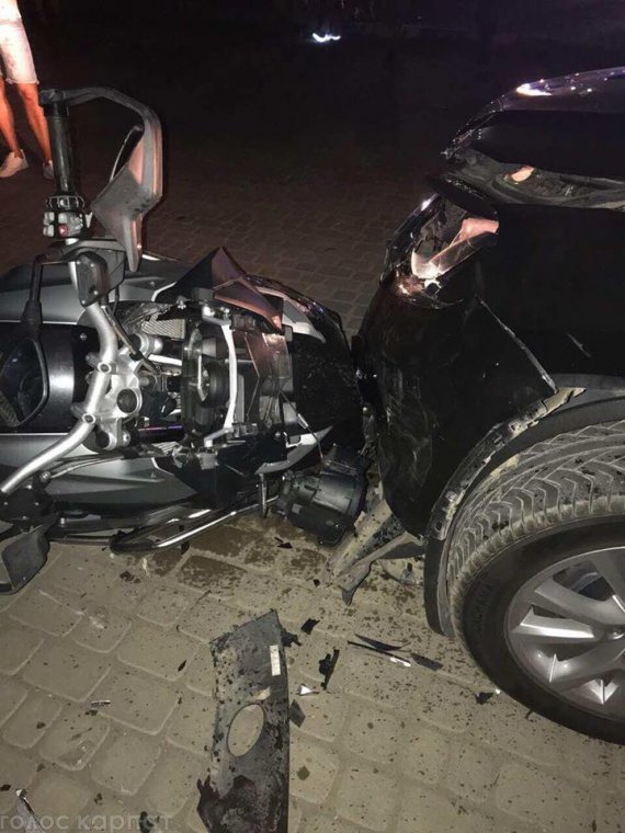 В Ужгороде внедорожник Volkswagen Touareg сбил мотоциклиста