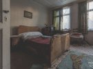 Фотограф показала знімки спалень, обставлених у ретро-стилі. Деякі з кімнат вже давно покинули господарі