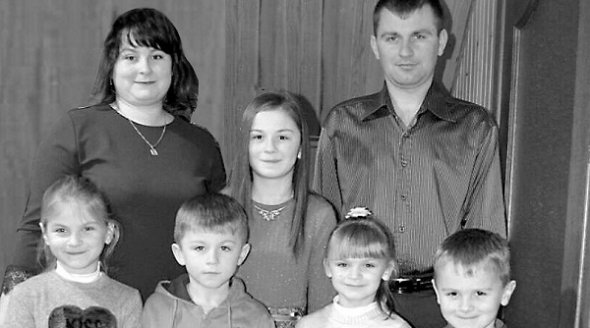 Людмила и Николай Ткачук воспитывают две двойни и старшую дочь