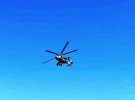 Штурмовой вертолет прикрывает десантников с неба