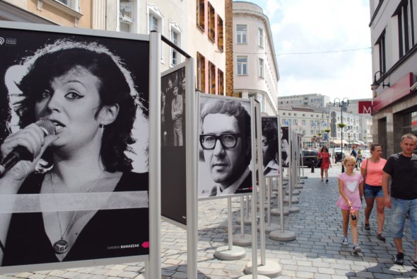 Центр міста Ополе з виставкою фотографій польських виконавців