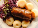 Традиционный воскресный обед в Силезии: мясной рулет, клюски и тушенная синяя капуста.