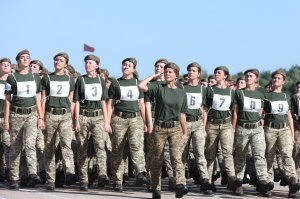 Жінки-військовослужбовці крокують територією державного підприємства ”Антонов” у Києві. 7 серпня там відбулася репетиція параду з нагоди 27-ї річниці незалежності України. Під час урочистостей на Хрещатику військові вітатимуться по-новому — ”Слава Україні!” та ”Героям слава!”