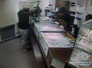 У Києві пограбували ювелірний магазин. Правоохоронці просять допомоги у розшуку злочинців