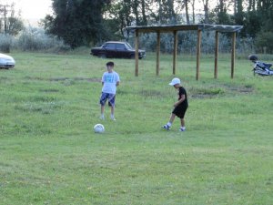 Во время футбольного матча дети устроили собственную игру