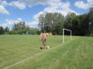У Савинцях є власна футбольна команда і стадіон. До півфінального матчу поле готують троє працівників.