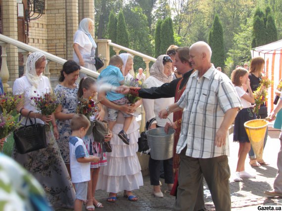 Черкащани прийшли на Маковія до Свято-Михайлівського собору посвятити зібрані трави