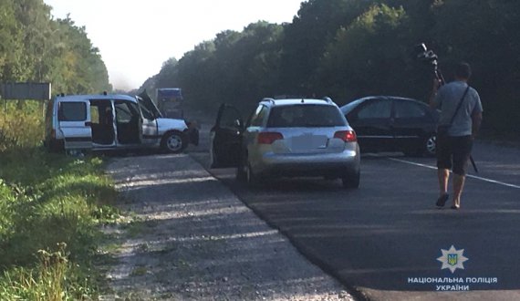 Поблизу села Корделівка Калинівського району на Вінниччині зіштовхнулися легковики  Kia Cerato  та Peugeot Partner. Внаслідок удару травми отримали 5 людей, серед них 2 дитини