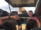 13-летняя Лейлани фотографируется с гепардом в машине
