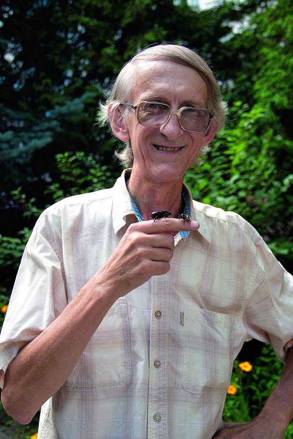 Віктор ФУРСОВ, 56 років, ентомолог. Народився 7 вересня 1961-го в російському Воронежі в сім’ї робітників. Закінчив біологічний факультет тамтешнього державного університету. 1984-го переїхав до Києва. Навчався в аспірантурі столичного Інституту зоології імені Івана Шмальгаузена, кандидат біологічних наук. Вивчає паразитичних комах-хальцид. Побував у наукових поїздках в 14 країнах. Рік вивчав паразитів яєць комах у Лондонському музеї природознавства. Працював в Університеті Мейдзі в японському місті Нагоя та в Інституті захисту рослин у турецькій Анкарі. Улюблені комахи – водні їздці. Захоплення – англійська мова, бджільництво й фотографія. Має відеоканал на Youtube, де розповідає про життя комах. Улюблена страва – борщ. Розлучений. Син 23-річний Дмитро – економіст