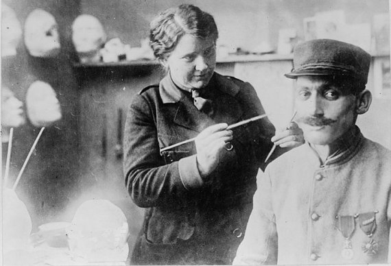 Скульптор Анна Ладд делала маски для изуродованных лиц воинов Первой мировой