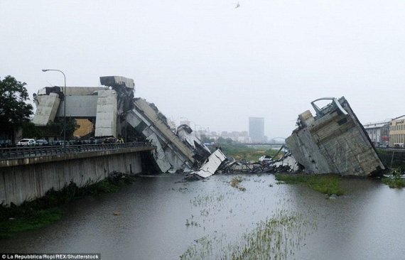В результаті обвалу частини мосту загинули щонайменше 30 чоловік