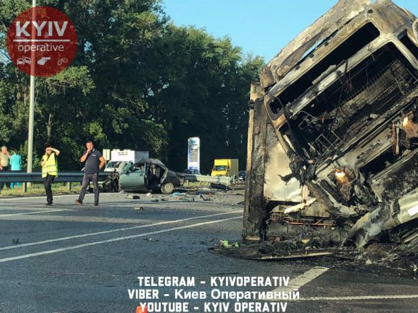 У Києві на Житомирській трасі   сталася ДТП, в результаті якої загорілася фура
