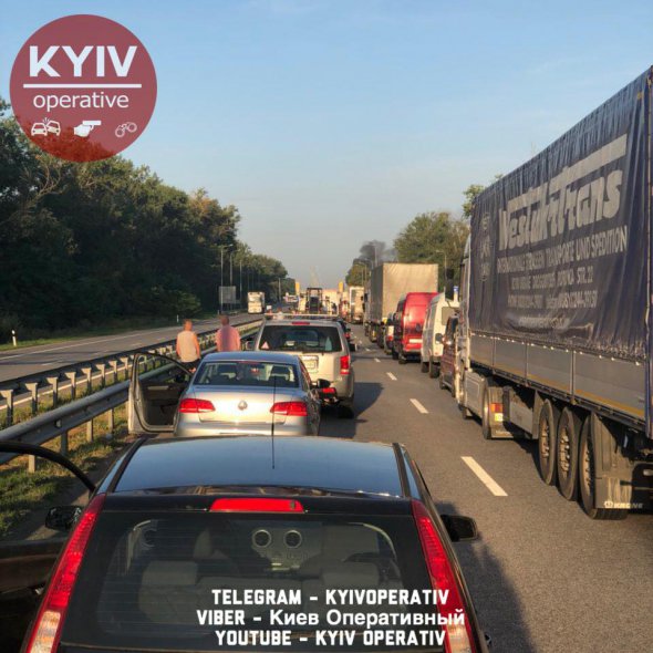В Киеве на Житомирской трассе произошло ДТП, в результате которого загорелась фура