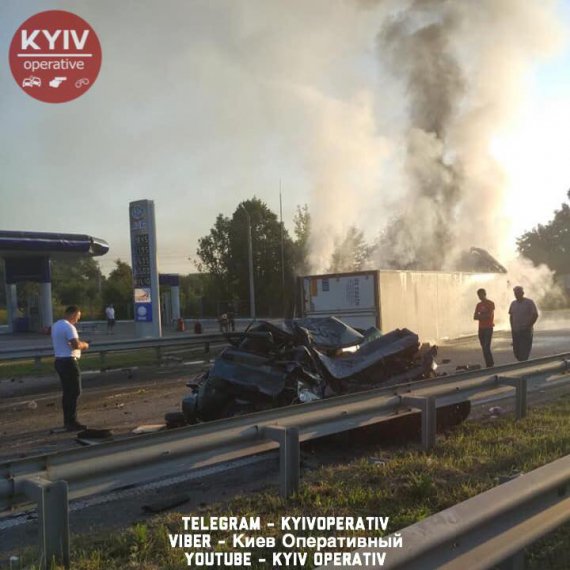 На Житомирській трасі під Києвом  зіткнулися   фура і ВАЗ. Двоє людей із легковика загинули