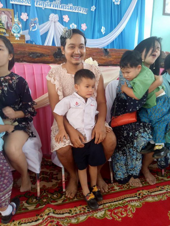 Отец-одиночка из Таиланда Чаччи Сэм Панутай надел платье на празднование Дня матери в школе сыновей