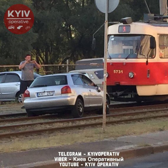 На Троєщині в Києві водій Audi  збив на пішохідному переході сім'ю з двома малолітніми дітьми