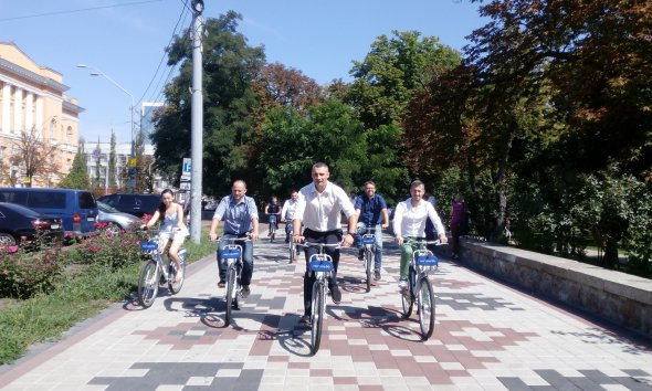 Виталий Кличко протестировал систему общественного велопроката в парке имени Тараса Шевченко