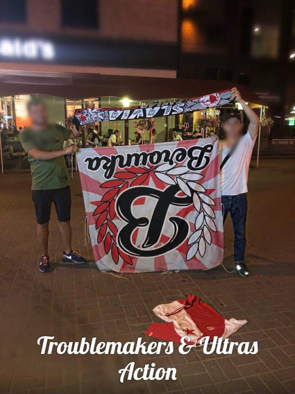 У гостей забрали шарф та банери