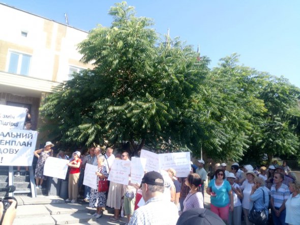 Жители села Подгорцы провели очередной митинг под стенами здания Подгорцовского сельского совета